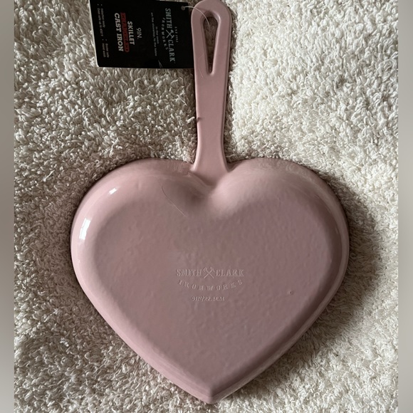 Pink Heart Cast Iron Skillet. 🍳 - Picture 2 of 3